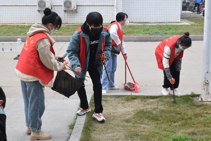 一群人站在草地上描述已自动生成