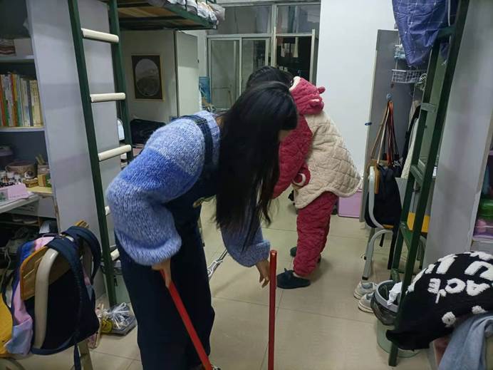 图片包含 人, 室内, 站, 女人描述已自动生成