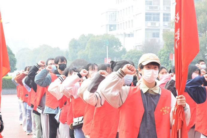 一群穿着红色衣服的人低可信度描述已自动生成